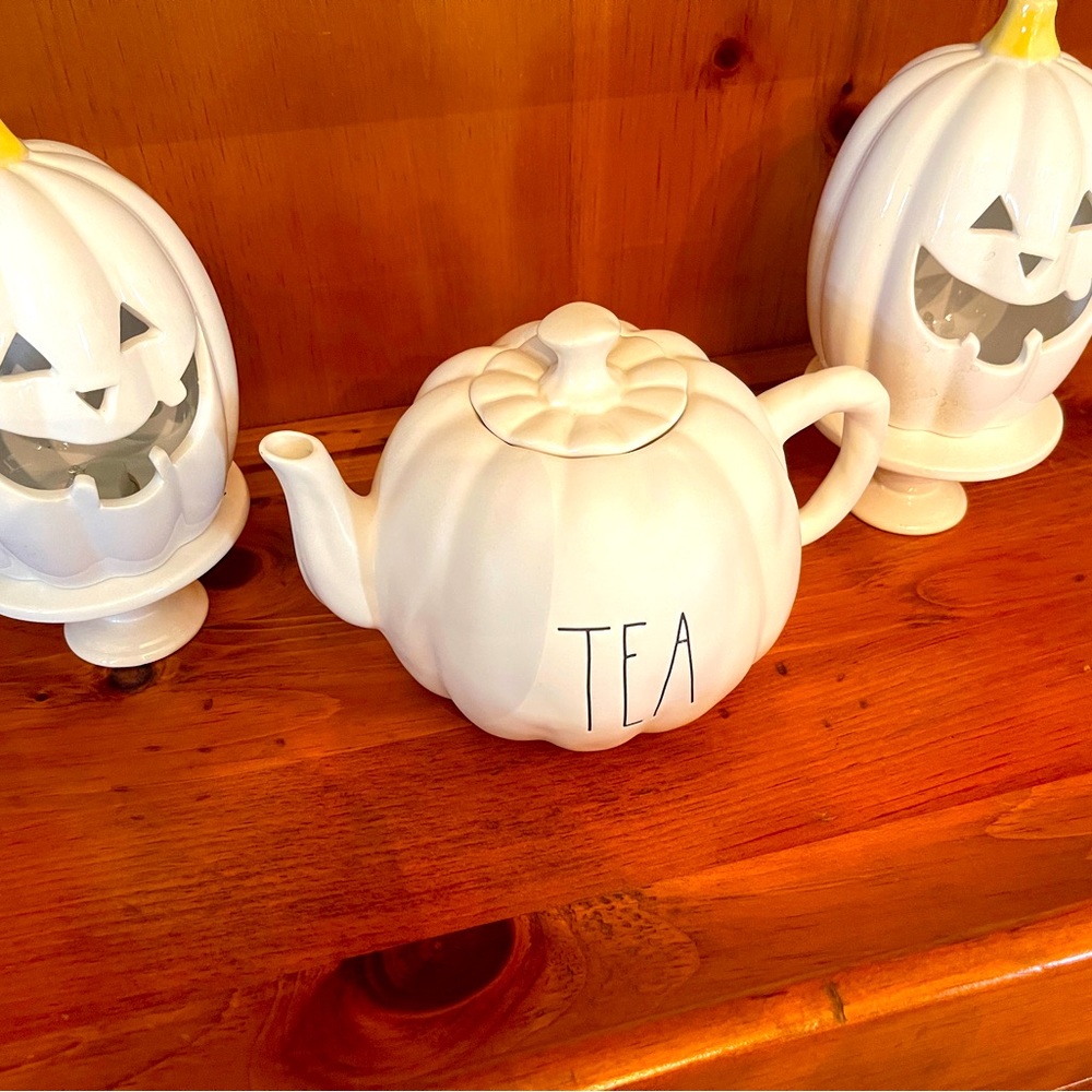 Rae Dunn pumpkin tea pot ( pumpkins not included ). Rare HTF item